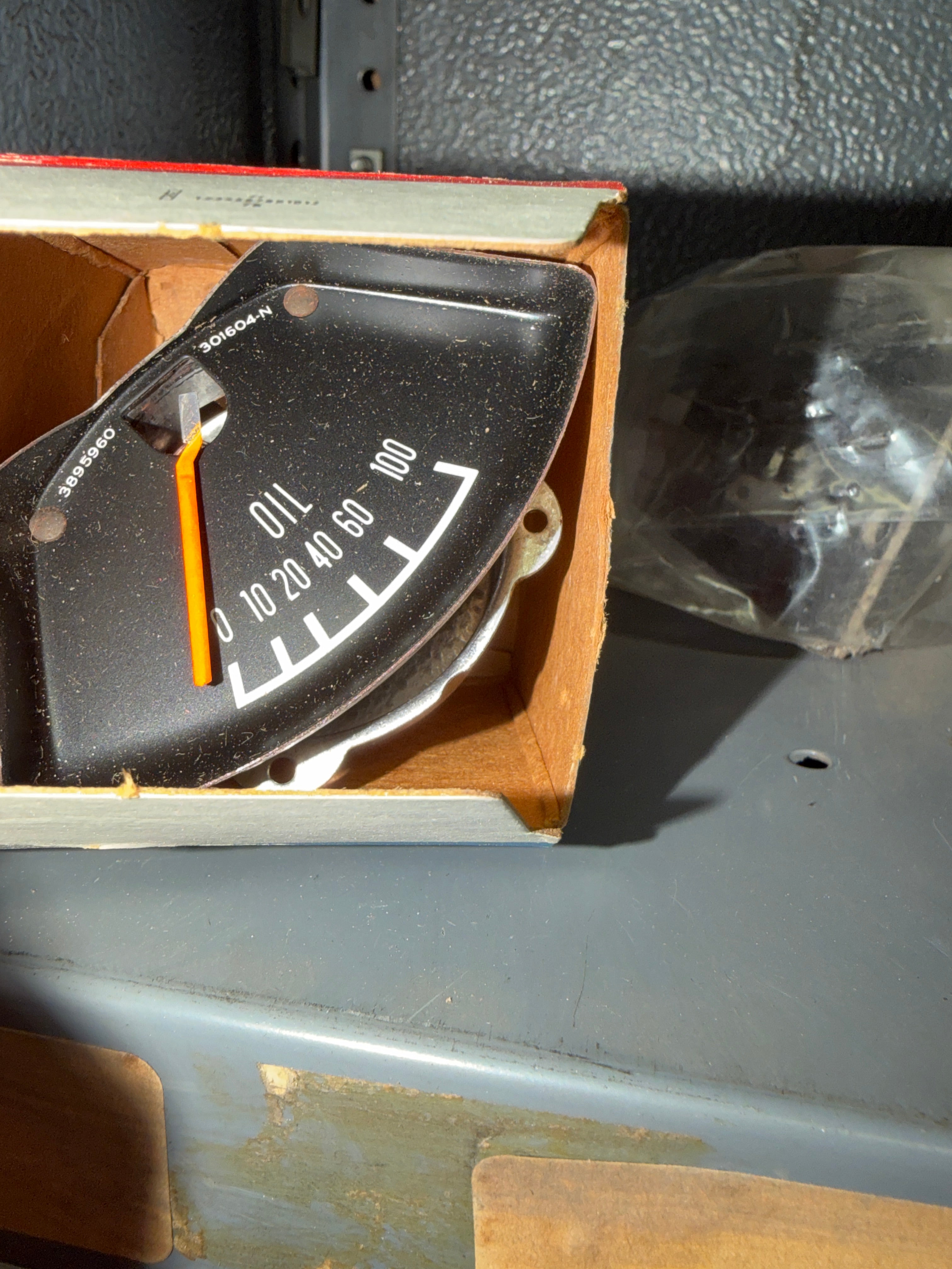 3895960 - 1970-1977 B Van oil psi gauge - 71-77 B Van