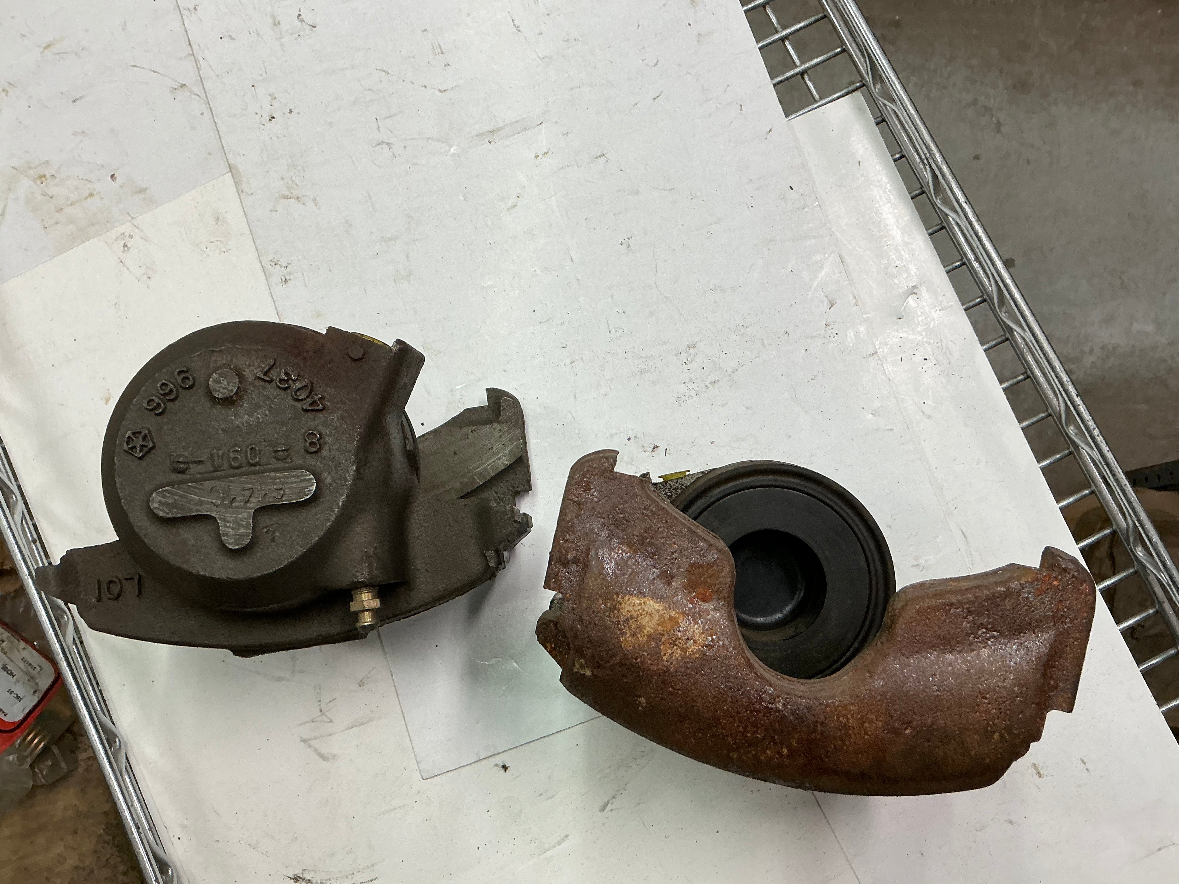 4037966 - brake calliper rt side D/W 1978-1990 - 1978-1990 D/W