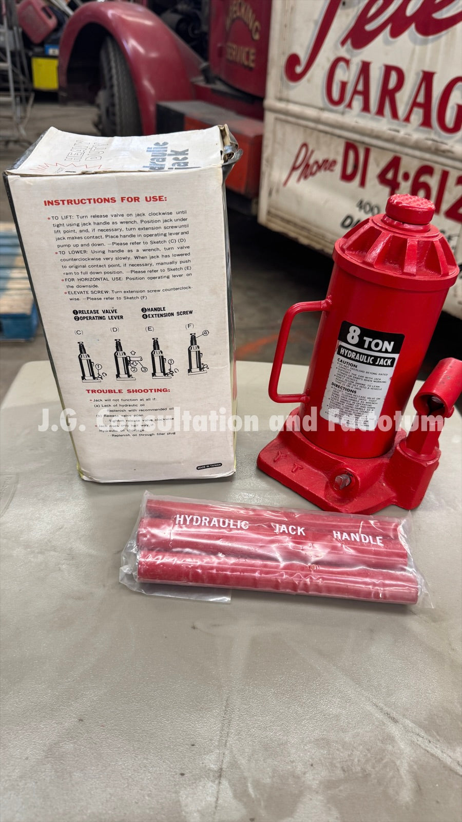 Vintage 1970s 8 ton bottle jack. New in Box. Phoenix Brand
