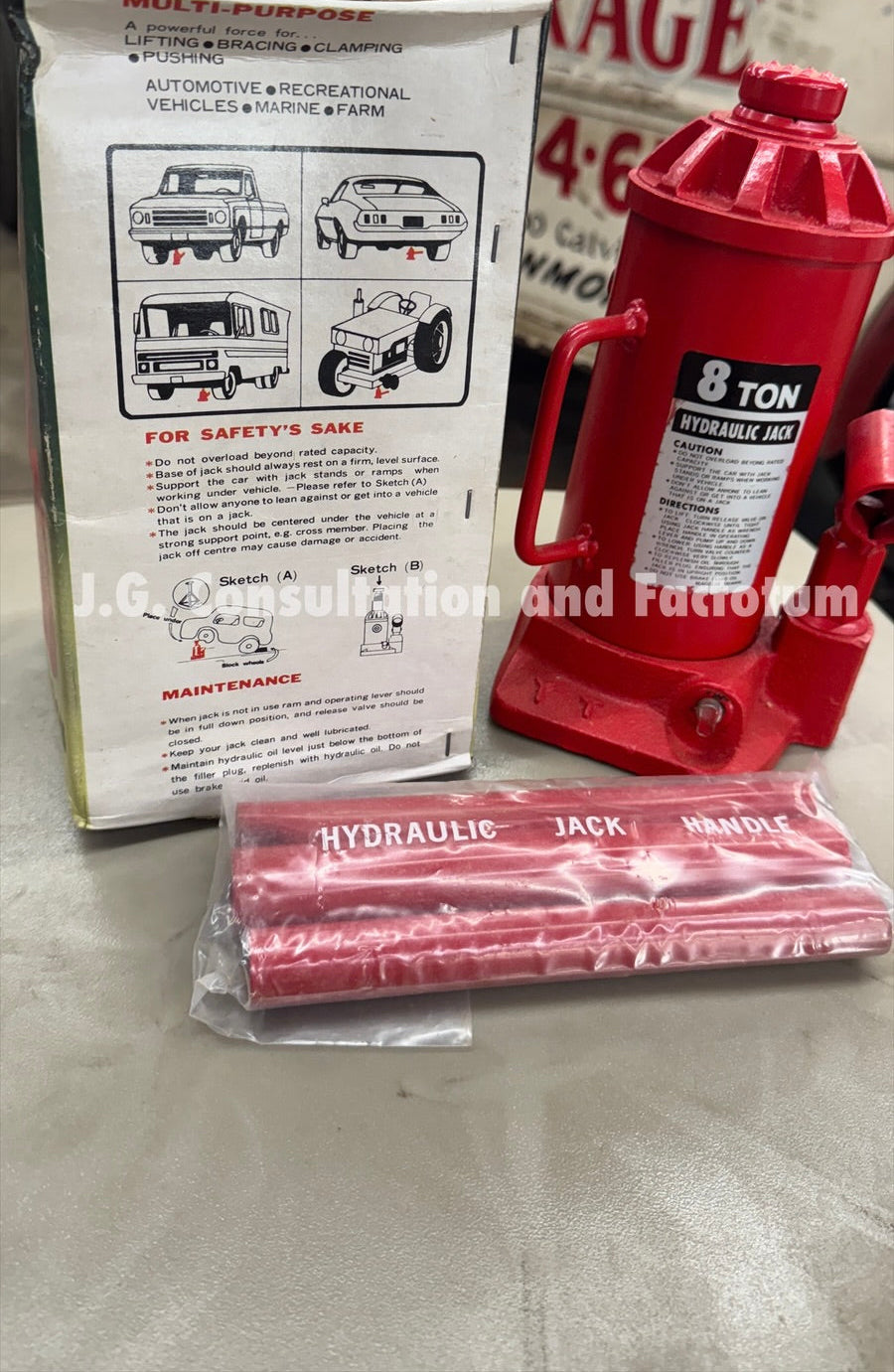 Vintage 1970s 8 ton bottle jack. New in Box. Phoenix Brand