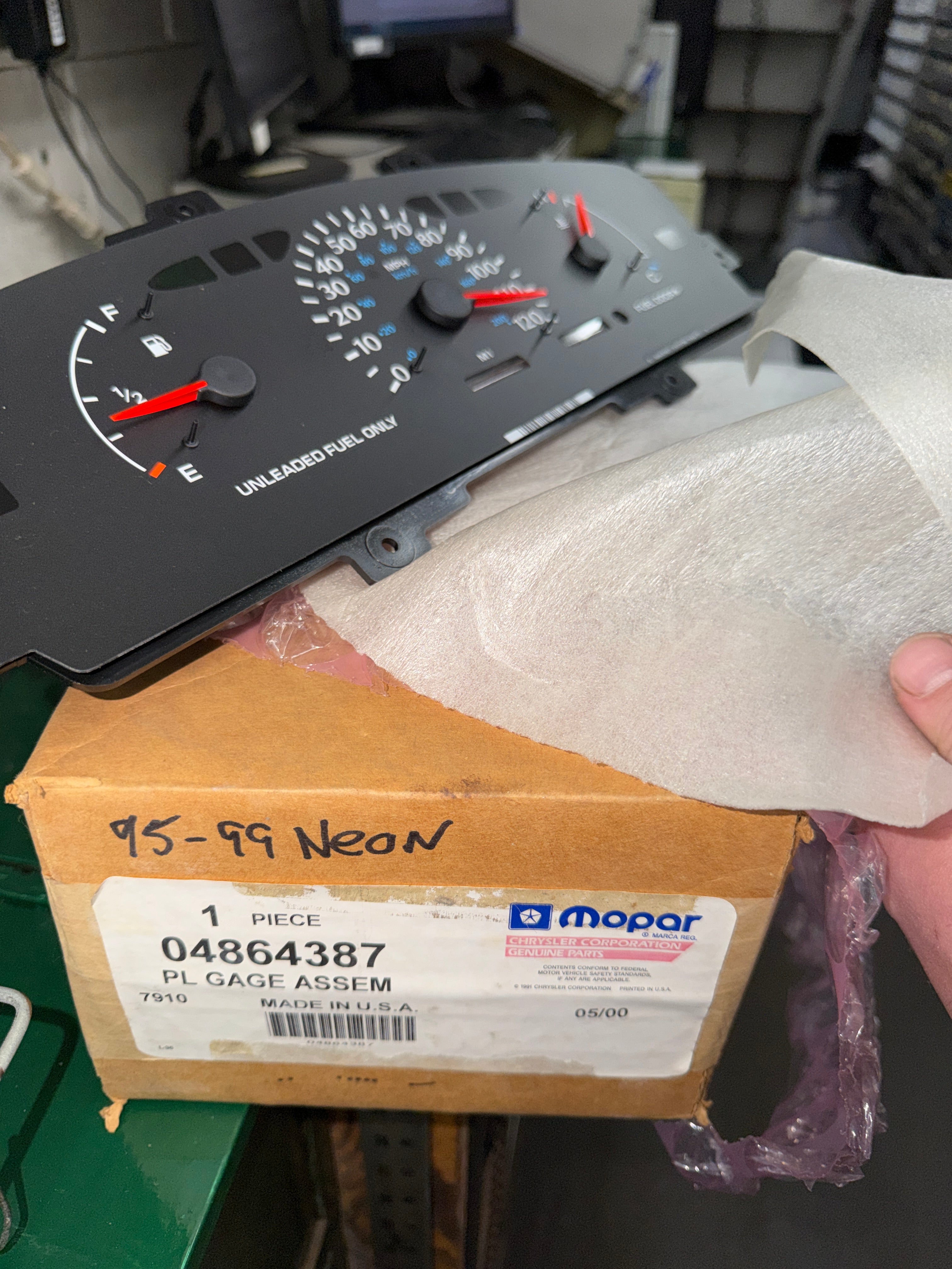 NOS 95-99 DODGE NEON GAGUE CLUSTER W/O TACH. 120MPH