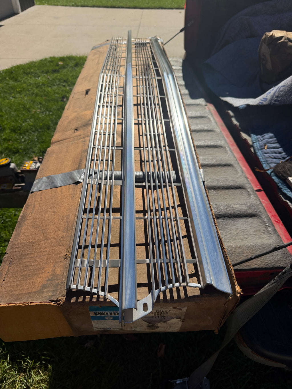 2582400 Nos 1968 Plymouth fury grille