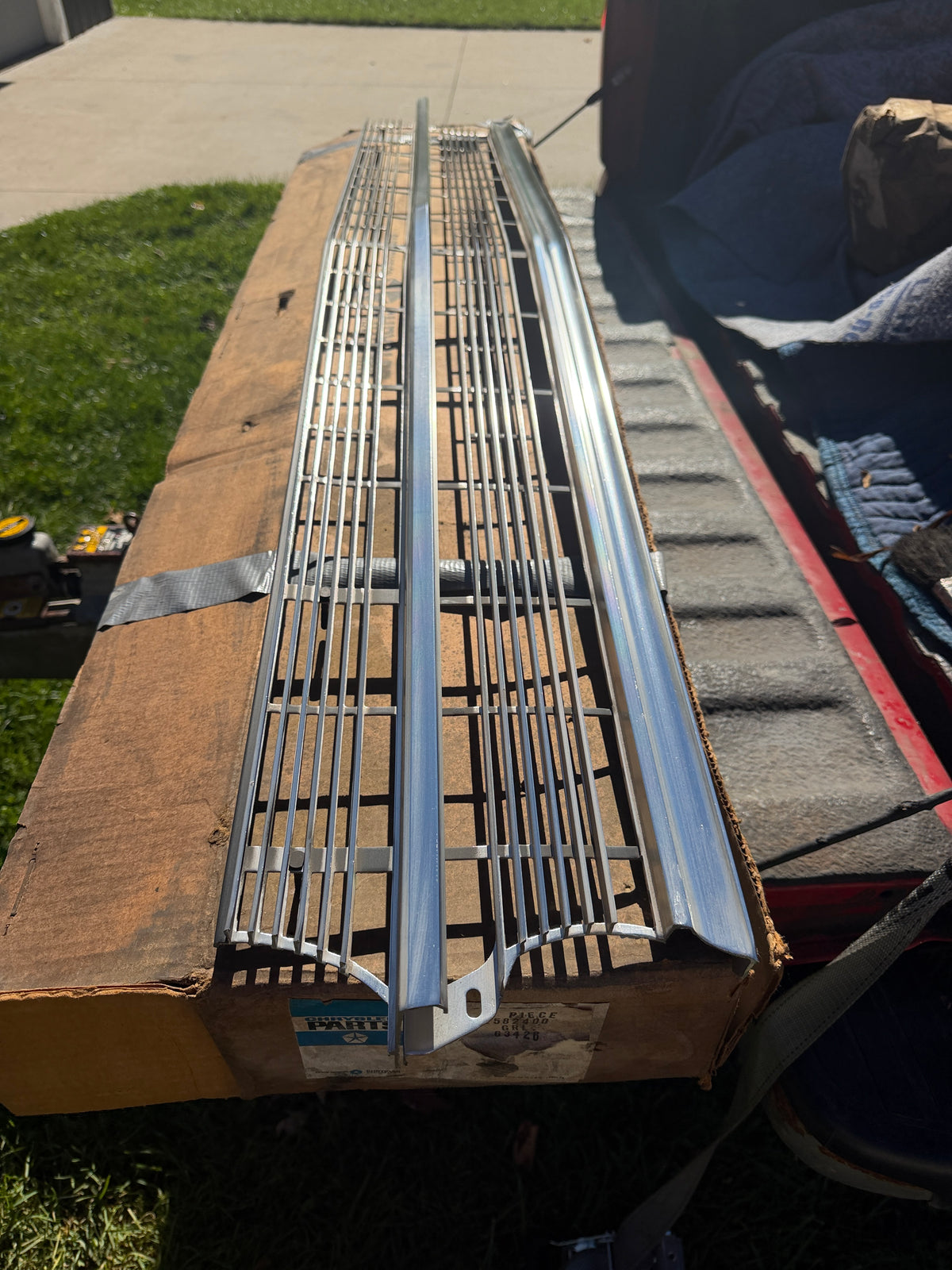 2582400 Nos 1968 Plymouth fury grille