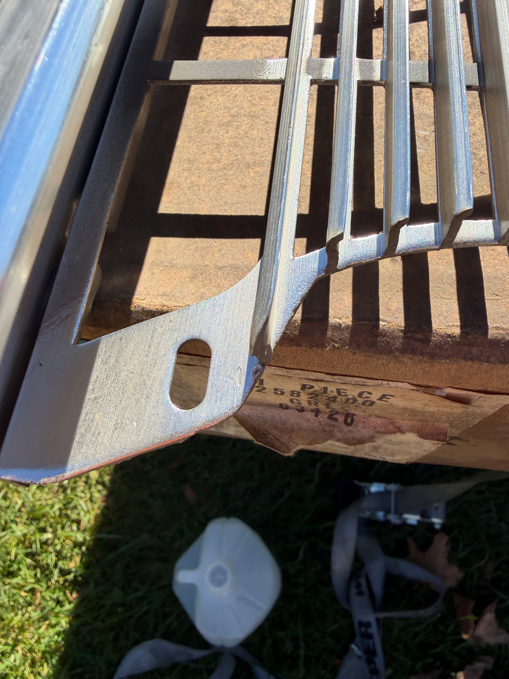 2582400 Nos 1968 Plymouth fury grille