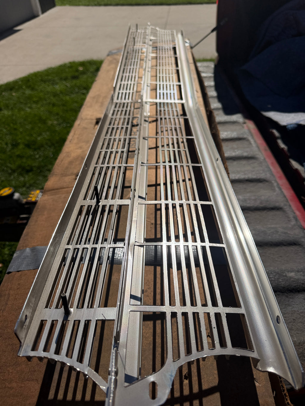2582400 Nos 1968 Plymouth fury grille